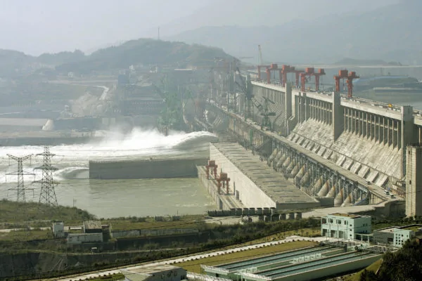 图为三峡工程在宜昌的大坝。( LIU JIN/AFP/Getty Images)