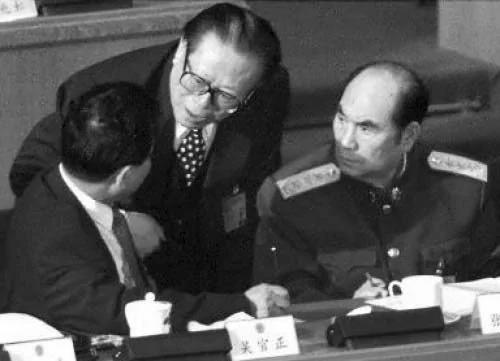 江泽民给胡锦涛出难题 向军人大许甜头