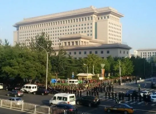 10月11日，上萬名退伍士官到中共軍委「八一大樓」請願，要求安置、要求生活保障。（網絡圖片）
