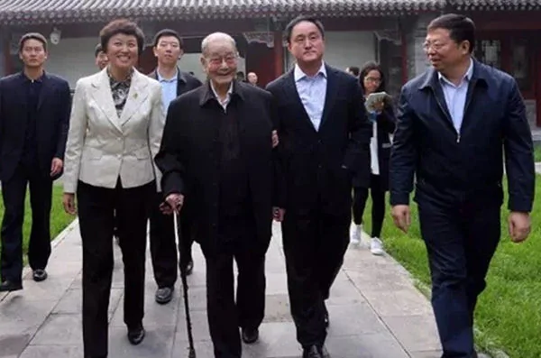 现年99岁的中共元老宋平10月14日在清华大学露面。（微博截图）