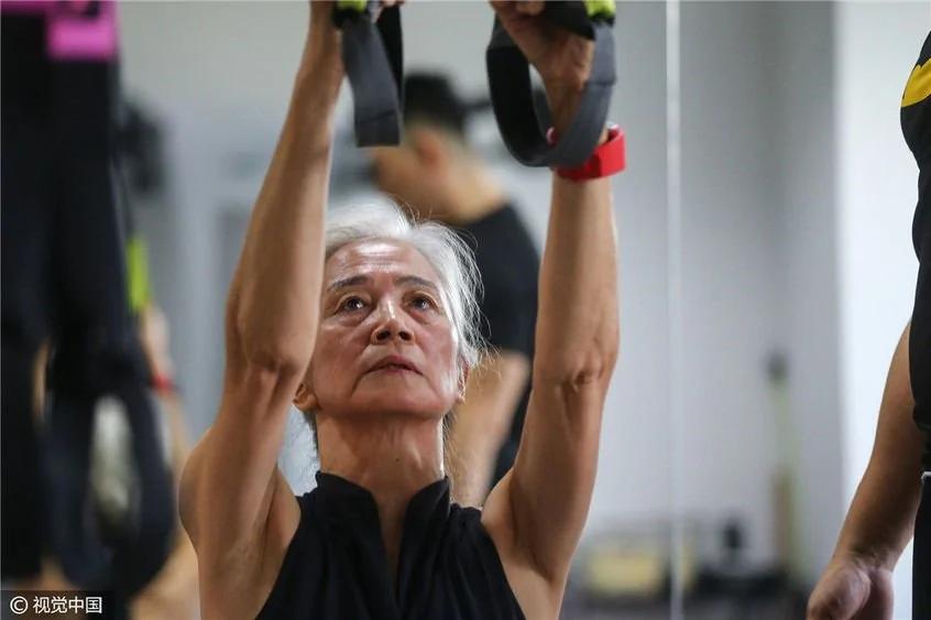 七旬老人坚持健身11年 一头银发肌肉健硕
