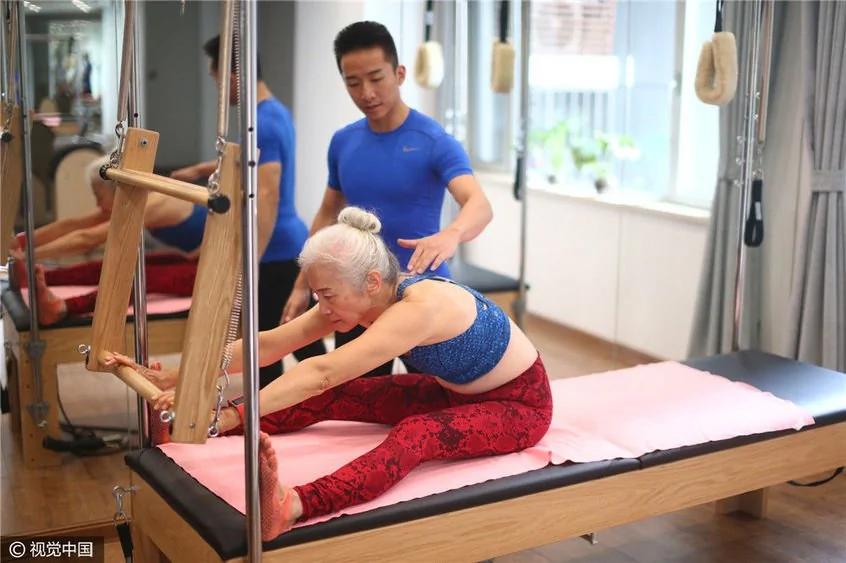 七旬老人坚持健身11年 一头银发肌肉健硕
