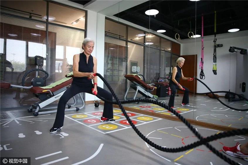 七旬老人坚持健身11年 一头银发肌肉健硕