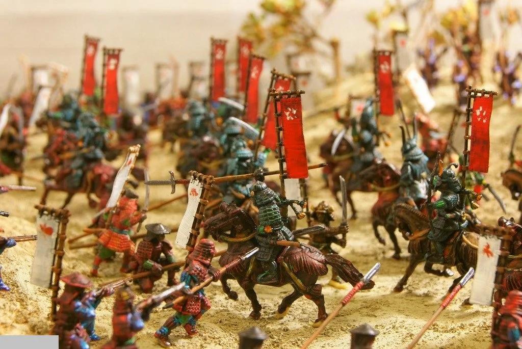 日本战国时代为何战场上士兵背后都插面旗子?