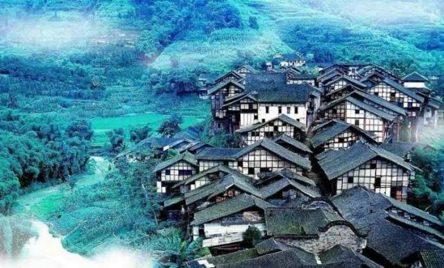 百丈悬崖上中国古村落 仅靠1条铁链上山 图集