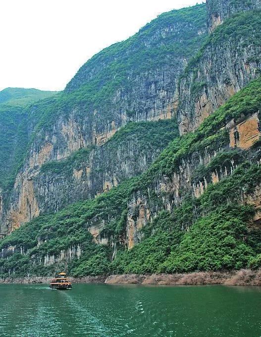 百丈悬崖上中国古村落 仅靠1条铁链上山 图集