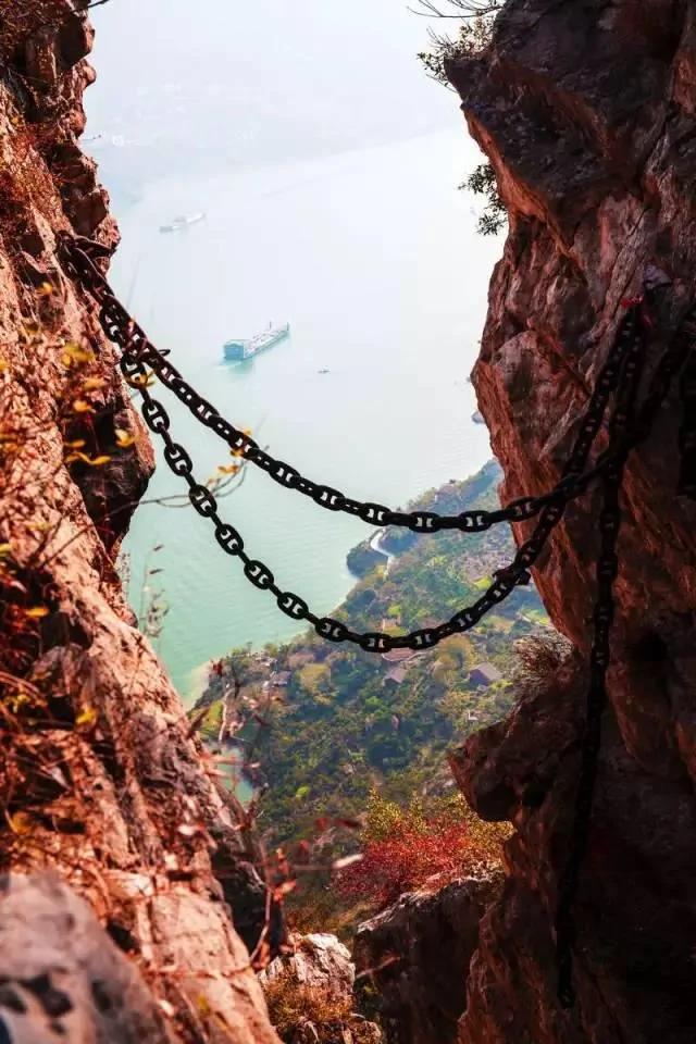 百丈悬崖上中国古村落 仅靠1条铁链上山 图集