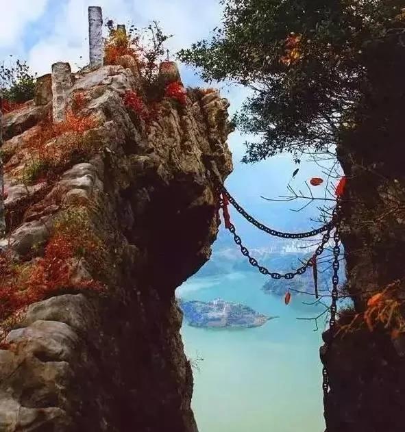 百丈悬崖上中国古村落 仅靠1条铁链上山 图集