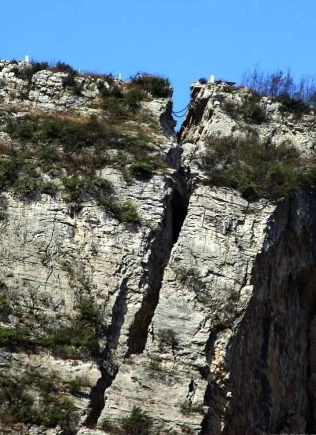 百丈悬崖上中国古村落 仅靠1条铁链上山 图集