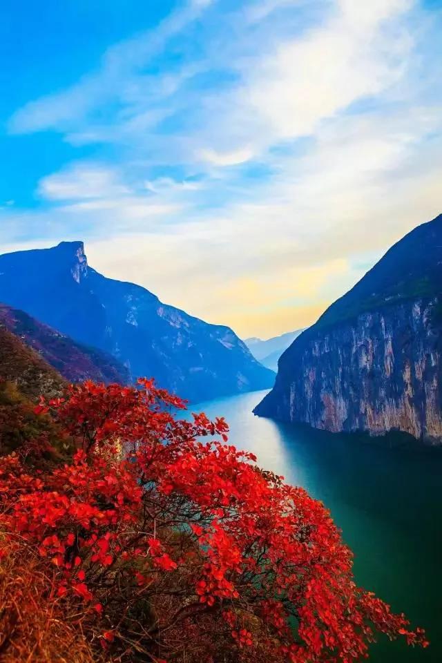 百丈悬崖上中国古村落 仅靠1条铁链上山 图集
