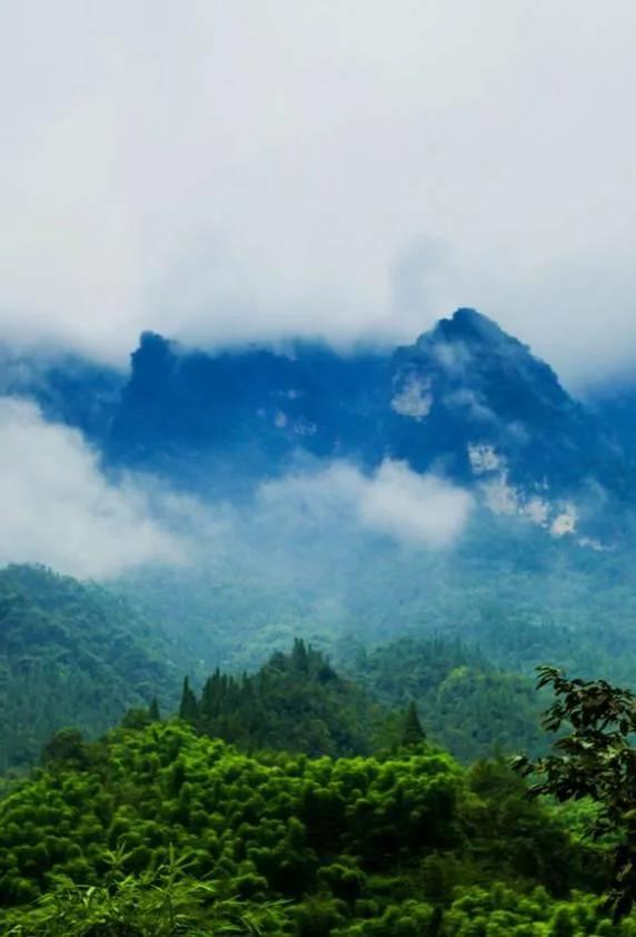 百丈悬崖上中国古村落 仅靠1条铁链上山 图集