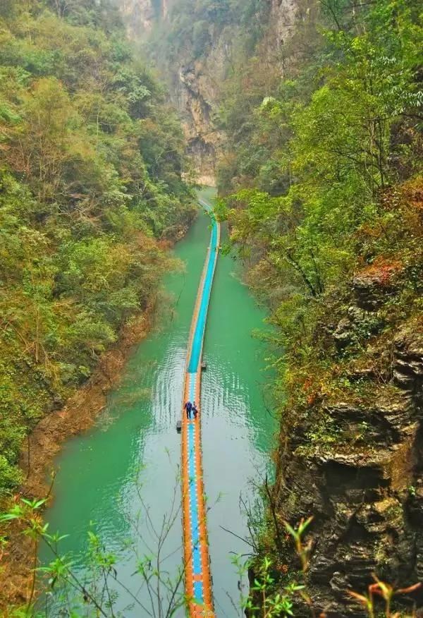 百丈悬崖上中国古村落 仅靠1条铁链上山 图集
