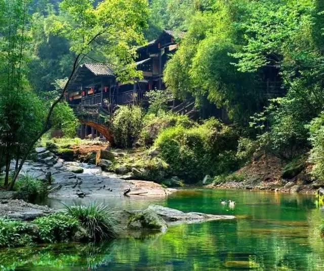 百丈悬崖上中国古村落 仅靠1条铁链上山 图集