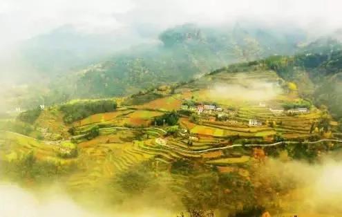 百丈悬崖上中国古村落 仅靠1条铁链上山 图集
