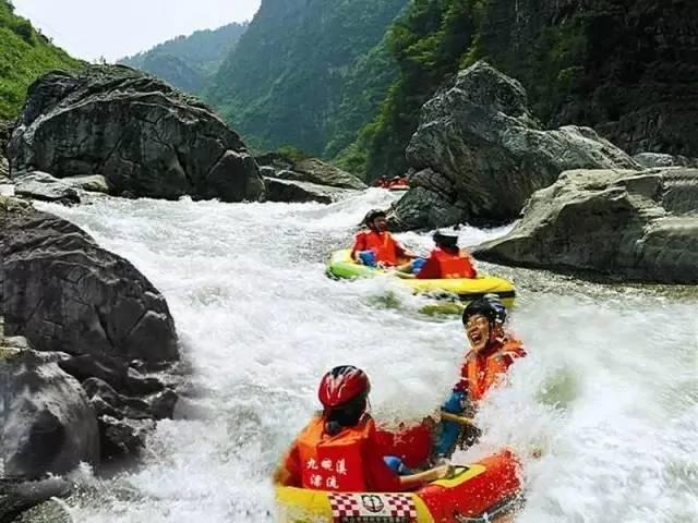 百丈悬崖上中国古村落 仅靠1条铁链上山 图集