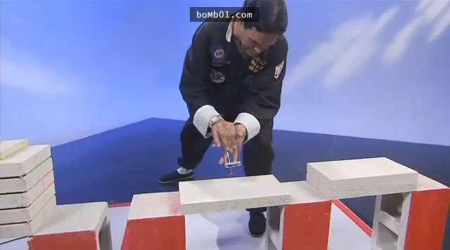 意外揭穿“空手道高手”的骗局 接下来的画面让观众都笑傻了!