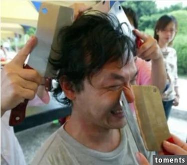 看到街上有一群人排排坐 等着“被刀砍”