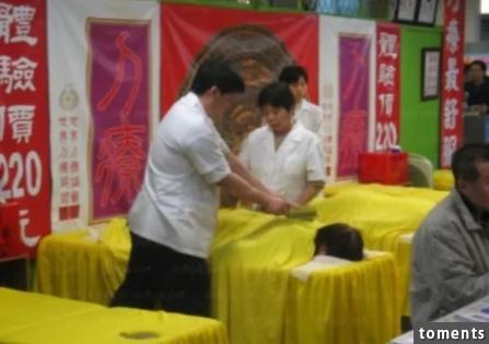看到街上有一群人排排坐 等着“被刀砍”