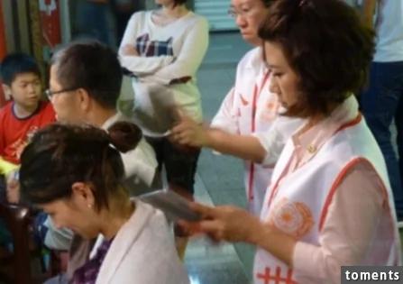看到街上有一群人排排坐 等着“被刀砍”