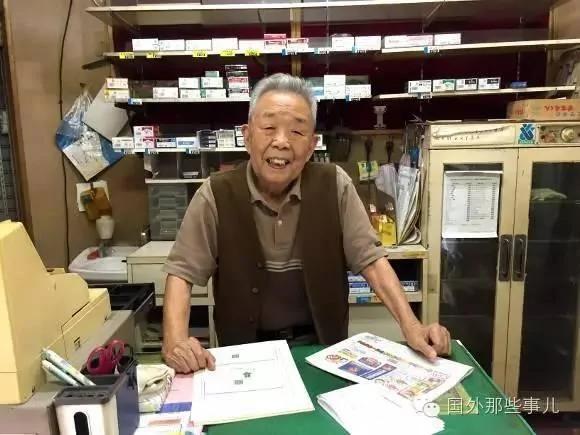 日本90岁老人守着破旧糖果店 每天开门只为等一个人