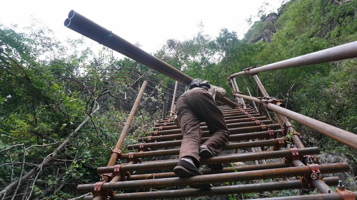 悬崖村绝壁: 村民背1500根钢管上山造天梯