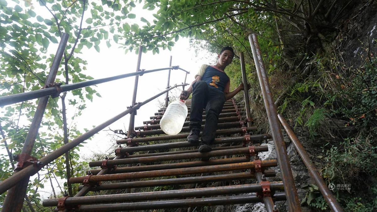 悬崖村绝壁: 村民背1500根钢管上山造天梯