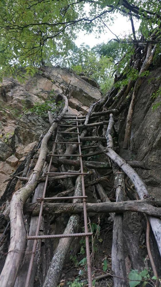 悬崖村绝壁: 村民背1500根钢管上山造天梯