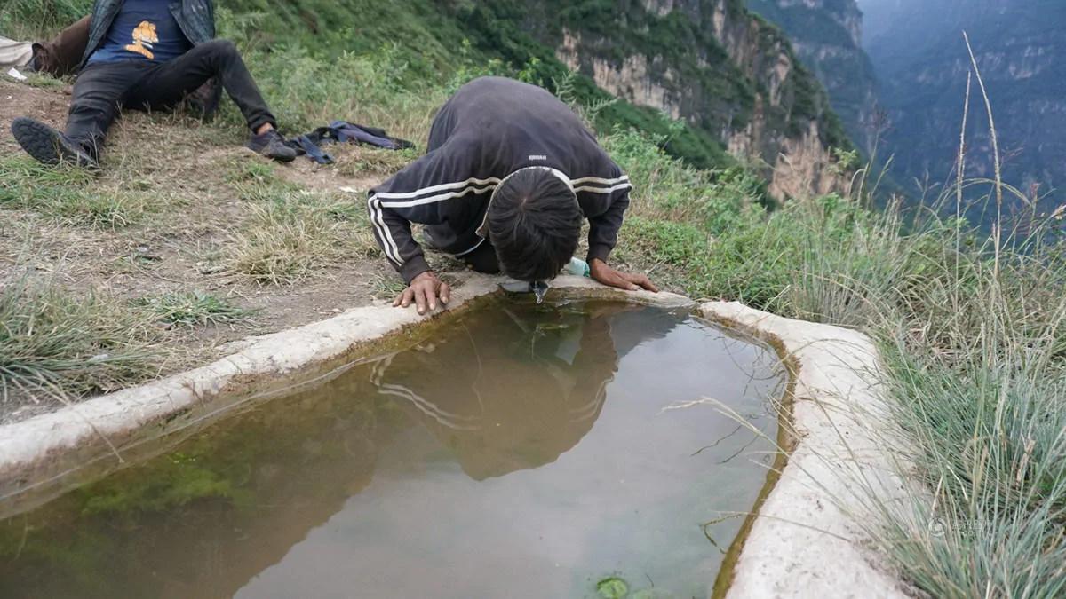 悬崖村绝壁: 村民背1500根钢管上山造天梯