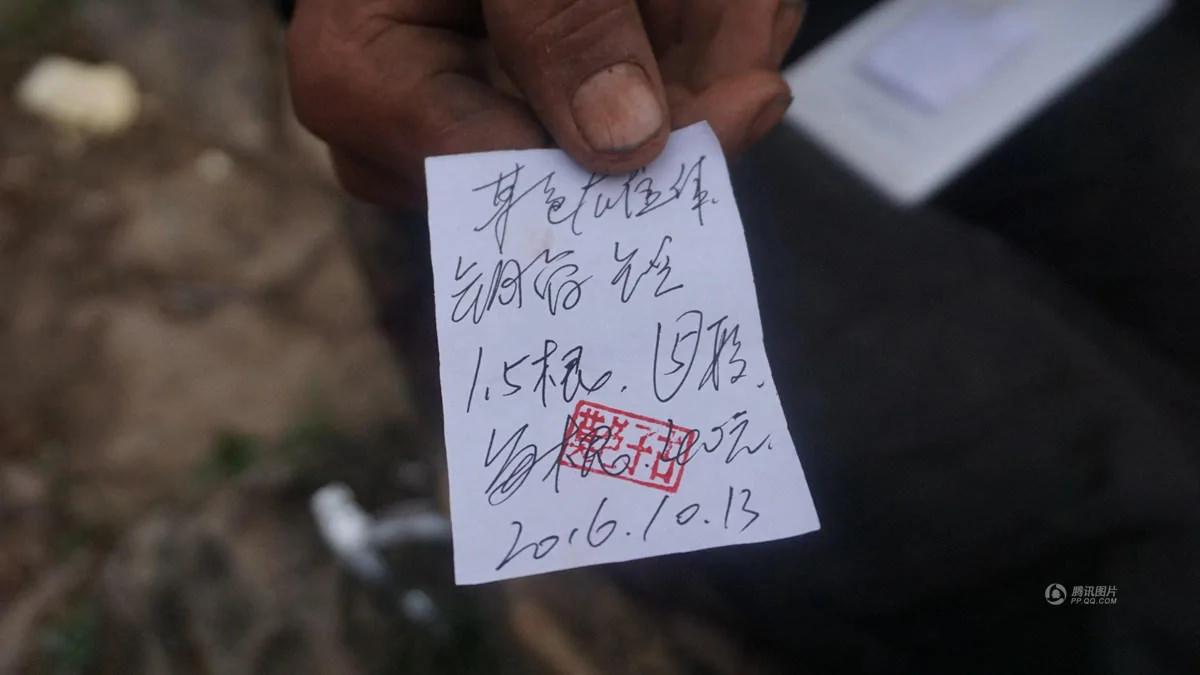 悬崖村绝壁: 村民背1500根钢管上山造天梯