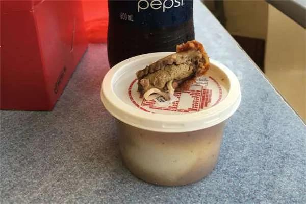 男子一咬开肯德基鸡腿惊见“脑子” 结果才知道是…… 真的快吐了!