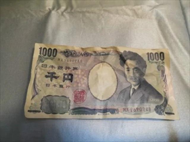 钞票皱巴巴?教你一招3秒变平整!