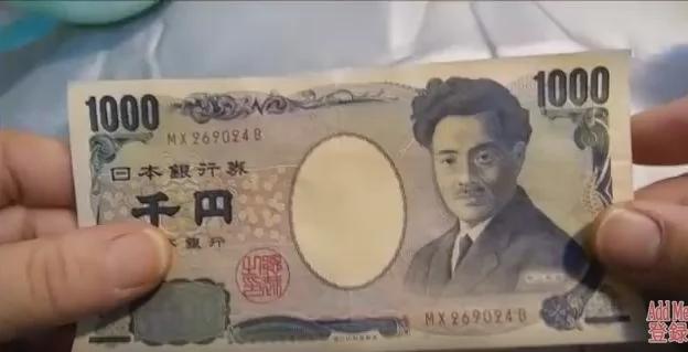 钞票皱巴巴?教你一招3秒变平整!