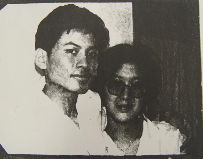 李俊敏遭陸方關了27年後獲釋，圖為當年他與太太的合影。（記者黃福其／翻攝）