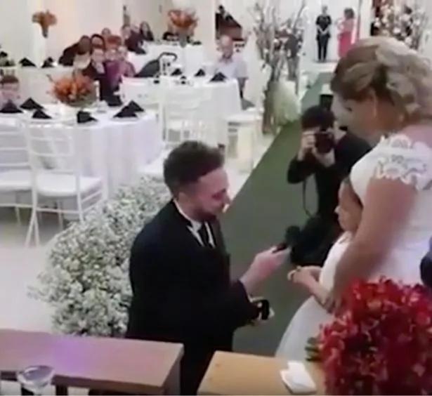 主婚的神父大声宣布:“从此你们结为父女”