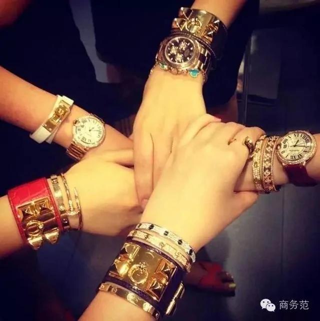 中国女富二代炫富被外媒关注 套路都一模一样