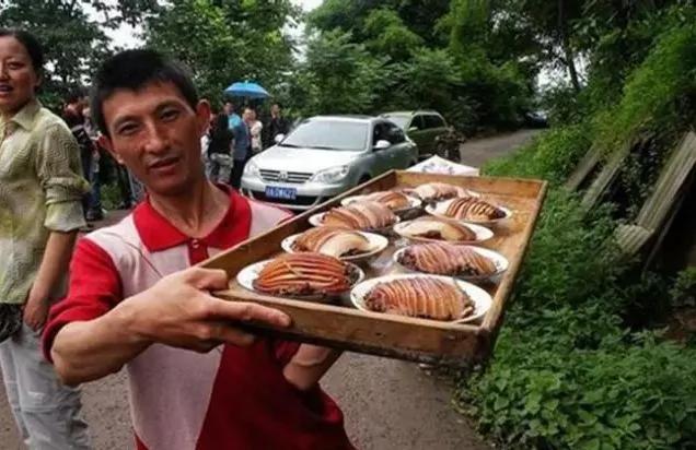 难得一见!巴中农村"走人户" 吃香香