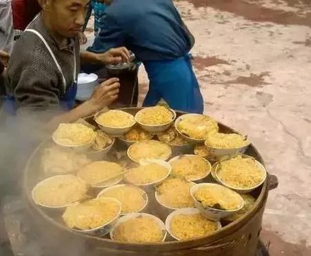难得一见!巴中农村"走人户" 吃香香