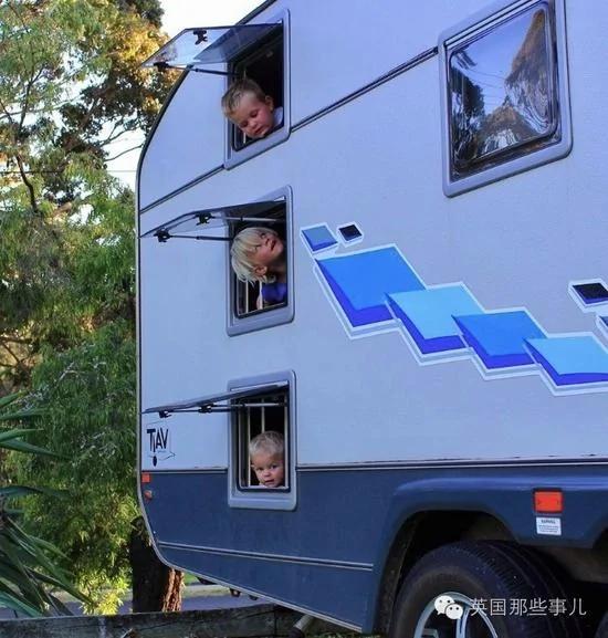 这家人好心给了袋鼠一口苹果,结果万万没想到