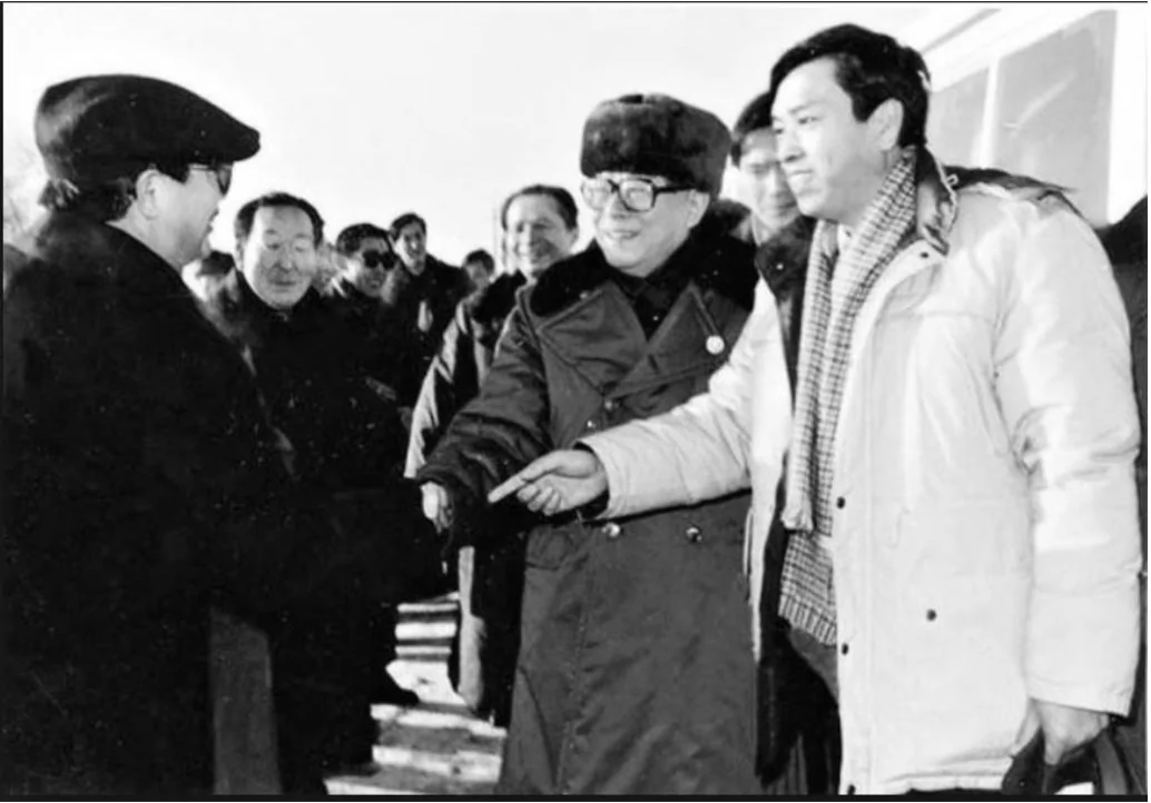 1991年1月，江泽民(中)到东北延边考察时，张德江(右)亲自陪同