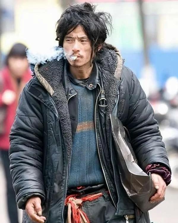 记得6年前潇洒的“犀利哥”吗?爆红的他现在处境却变“这样”……