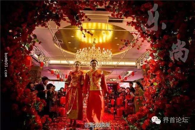 乌克兰正妹跟着大陆男回家乡举办中式婚礼,当她一出场所有宾客都忍不住哇哇叫!