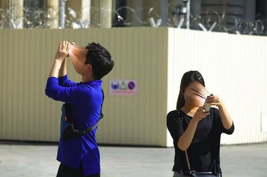 摄影师捕捉人的“灵魂”被手机勾走的那一刻