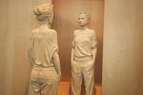 你能看出这女生背后的秘密吗?真相令人震惊