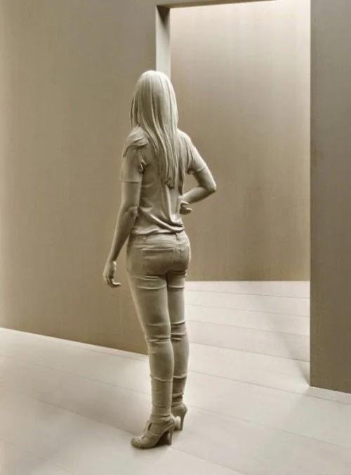 你能看出这女生背后的秘密吗?真相令人震惊