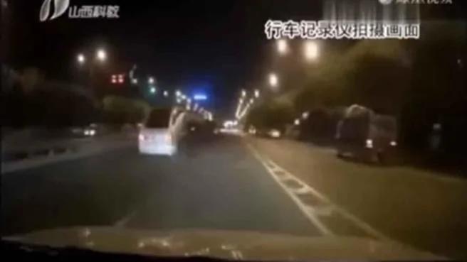 高速公路惊见异物 下一秒汽车竟飞起来!