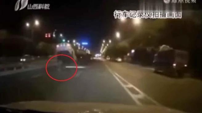 高速公路惊见异物 下一秒汽车竟飞起来!