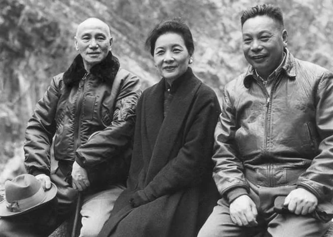 1955前後，宋美齡與蔣介石、蔣經國父子坐在石牆上。(圖/萬花鏡)
