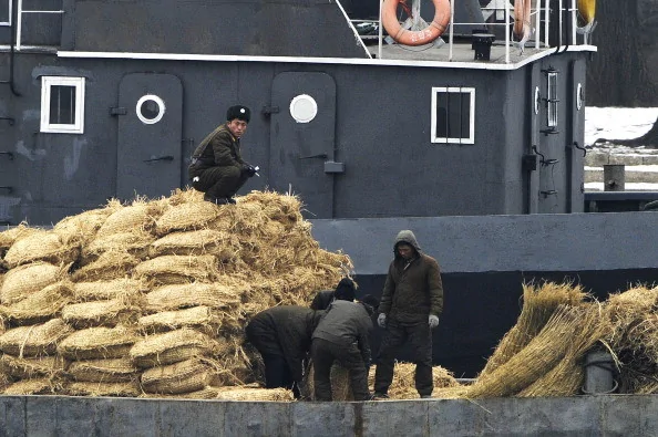 《華盛頓郵報》稱，從今年9月以來，丹東的中朝貿易進入了寒冷期。圖片為朝鮮邊境城鎮Siniuju東北亞魯河沿岸的一艘貿易船。(WANG ZHAO/AFP/Getty Images) 