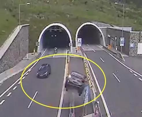 惨痛:高速出隧道没减速 车子直接开上天