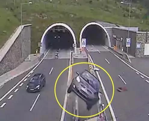 惨痛:高速出隧道没减速 车子直接开上天